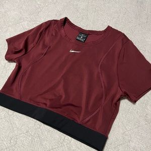 Nike Aeroadapt Athletic Crop Top